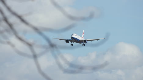 Avión-A320-De-British-Airways-Llegando-A-Aterrizar-En-El-Aeropuerto-De-Heathrow-En-Londres-En-Un-Día-Ventoso