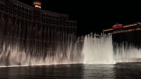 Nachtstadt,-Blick-Auf-Den-Bellagio-Brunnen-In-Vegas-Mit-Luxushotels-Und-Gebäuden-Im-Hintergrund