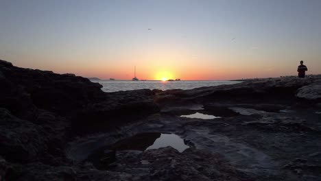 Mann-Betrachtet-Den-Sonnenuntergang-Auf-Ibiza