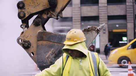 Bauarbeiter-Mit-Einem-Baukran-Auf-Einer-Baustelle-In-Den-Straßen-Von-New-York-City