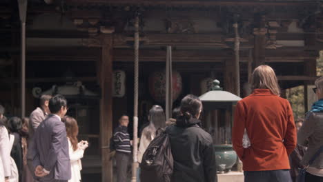Gruppe-Von-Touristen-Am-Eingang-Zum-Antiken-Tempel,-Kyoto,-Japan