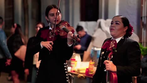 Broll-Of-Street-Mariachi-Typisches-Mexikanisches-Konzert-In-Einer-Straße-Mit-Frauen,-Die-Geige-Spielen