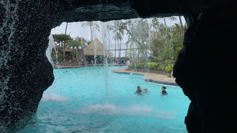 Eine-Kleine-Familie-Genießt-Den-Pool-Im-Hilton-Resort-In-Hawaii