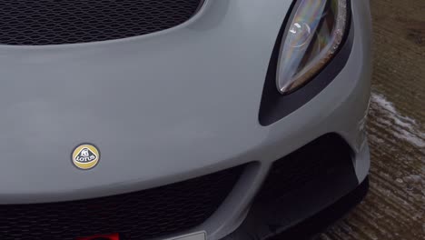 Lotus-Exige-Cup-Supersportwagen-Wird-Vom-Parkservice-In-Zeitlupe-Gereinigt,-Seltenes-Auto