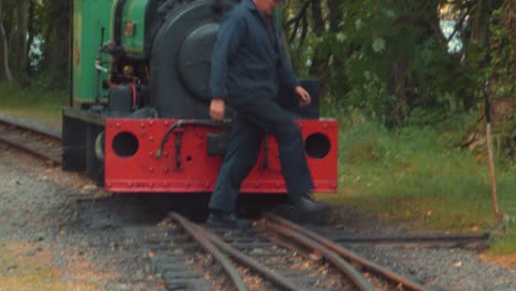 El-Conductor-Del-Tren-Se-Baja-Del-Tren-Para-Bloquear-El-Ferrocarril-En-Gales,-Reino-Unido---Primer-Plano