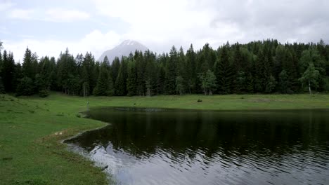 The-lottensee-in-Austria-with-a-mountain-in-the-background