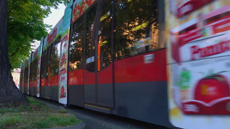 Eine-Weite-Szene-Eines-Geschäftigen-Morgens-In-Wien-Mit-Schnell-Vorbeiziehenden-Straßenbahnen-Und-Verkehr