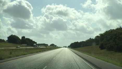 Hyperlapse-Aus-Sich-Bewegenden,-Flauschigen-Wolken-Und-Dem-Kurvenreichen-Highway-10-In-Texas,-USA