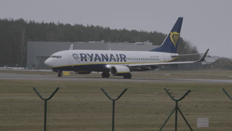 Slow-motion-Ryanair-airplane-on-the-runway