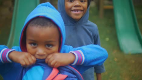 Los-Niños-Africanos-Tímidos-Sonríen-En-El-Patio-De-Recreo.