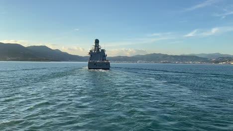 Marina-Italiana,-Fragata-En-El-Golfo-De-La-Spezia.