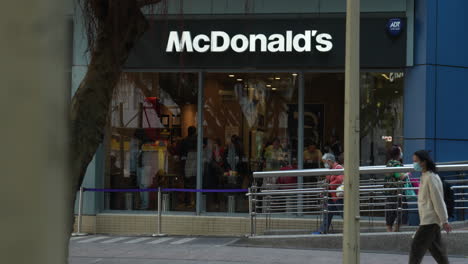 Blick-Auf-Menschen,-Die-Vor-McDonald&#39;s-Restaurant-In-Hongkong-Gehen
