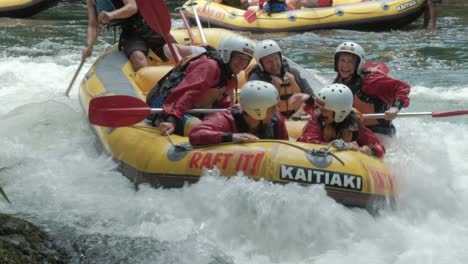 Touristen-Nehmen-Am-Beliebten-Wildwasser-Rafting-Auf-Dem-Kaituna-River-In-Rotorua-Teil