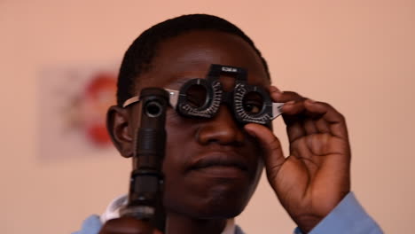 Un-Estudiante-De-Optometrista-Mide-Su-Vista-Durante-Una-Sesión-De-Aprendizaje-De-La-Visión-En-Machakos,-Kenia.