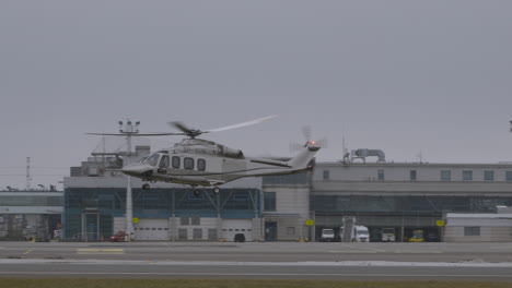 El-Helicóptero-Se-Aleja-Del-Suelo-En-La-Plataforma-De-Lanzamiento.