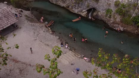 Aufsteigender-Schuss-Eines-Natürlichen-Blauen-Pools-Mit-Touristen,-Die-Sich-In-Pozuzo,-Peru,-Entspannen