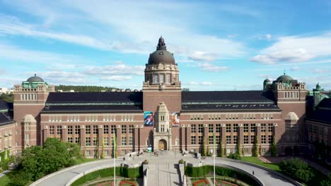 Drone-footage-panning-away-from-the-Swedish-Museum-of-Natural-History