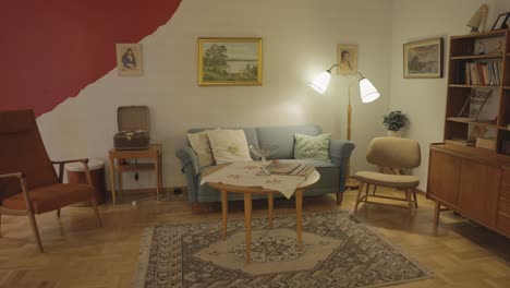 Altes-Wohnzimmer-Mit-Vintage-Möbeln,-Büchern-Und-Gemälden-Im-Nostalgiemuseum-In-Motola,-Schweden