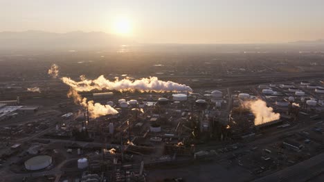 Luftaufnahme-Bei-Sonnenuntergang-Von-Der-Raffinerie-In-Salt-Lake-City,-Utah