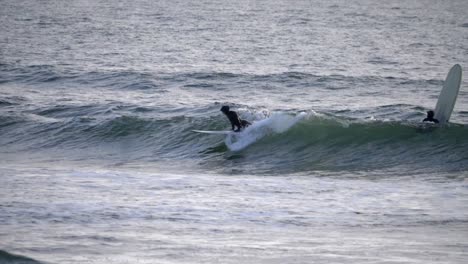 Surfer-Mit-Ganzkörper-Neoprenanzug-Surft-Auf-Wellen,-Zeitlupenverfolgung