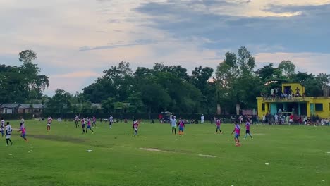 Aktive-Menschen,-Die-In-Sylhet,-Bangladesch,-Fußball-Und-Sport-Treiben