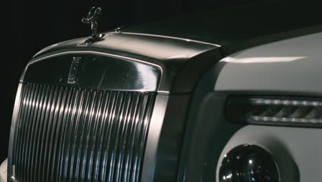 Kultige-Stoßstange-Eines-Luxusautos-Von-Rolls-Royce-Mit-Statue-„Spirit-Of-Ecstasy“,-Lichtreflektierend