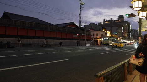 Aufnahme-Japanischer-Straßenatmosphäre,-Menschen-Und-Gebäude-In-Der-Stadt-Osaka-Während-Eines-Nächtlichen-Schneefalls