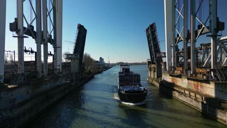 Frachtschiff-Voll-Beladen-Mit-Containern,-Das-Durch-Die-Zugbrücke-Navigiert