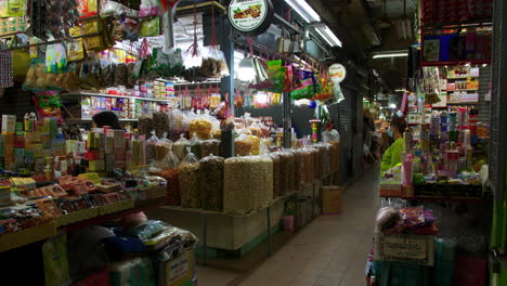 Getrocknete-Lebensmittelläden-Auf-Dem-Kim-Yong-Markt-Bei-Nacht-In-Hat-Yai