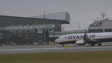 Un-Avión-De-La-Aerolínea-De-Bajo-Coste-Ryanair-Aterrizó-En-El-Aeropuerto-De-Gdansk.