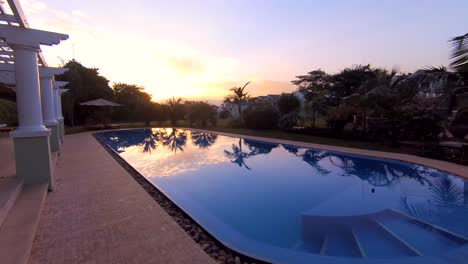Hemingways-Luxuriöses-5-Sterne-Hotel,-Pool,-Dämmerung-–-Nairobi,-Kenia