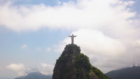 Antena-Acercándose-A-La-Estatua-De-Jesús-Cristo-Redentor-Bajo-Las-Nubes-En-La-Montaña-Corcovado-Río-De-Janeiro,-Brasil