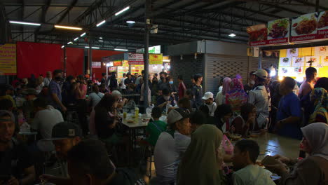 Multitud-De-Turistas-Comiendo-Comida-Tailandesa-En-El-Bazar-Nocturno-De-La-Asean,-Hat-Yai