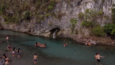 Grupo-De-Turistas-Nadando,-Relajándose-Y-Disfrutando-De-Las-Aguas-Azules-En-Pozuzo,-Perú
