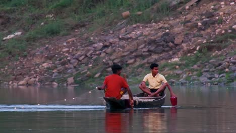 Junge-Fischer-In-Einem-Holzkanu-Legen-Ihre-Fischernetze-Auf-Dem-Ruhigen-Wasser-Des-Surma-Flusses-In-Bangladesch-Aus