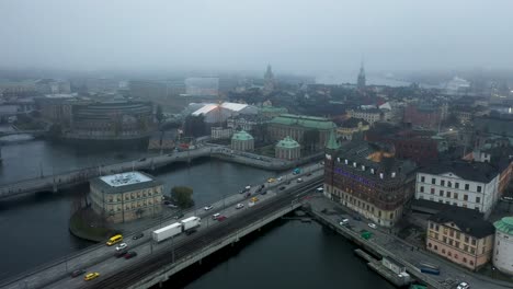 Tráfico-Hacia-Estocolmo-Gamla-Stan-En-Un-Día-Nublado-De-Noviembre