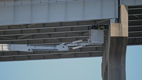 Inspektion-Unter-Der-Brücke-Einer-Schneebedeckten-Brücke-In-Carolina-Beach,-North-Carolina,-Mithilfe-Eines-Kranwagens-Unter-Der-Brücke-Mit-Teleskopischem-Hydraulikarm