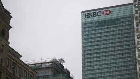 Primer-Plano-Medio-De-La-Sede-De-HSBC-En-Canary-Wharf,-Londres,-Gran-Bretaña.