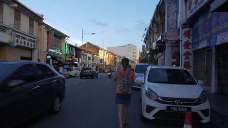 Gente-Caminando-Por-La-Calle-En-Malasia,-Turistas,-Ocupado,-Gran-ángel,-última-Hora-De-La-Tarde