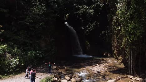 Gruppe-Von-Touristen-Posieren-Für-Fotos-Vor-Dem-Hintergrund-Mit-Wasserfall-In-Peru
