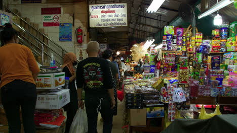 Tienda-De-Frutas-Secas,-Productos-Y-Artículos-Importados-En-El-Mercado-De-Kim-Yong-En-Hat-Yai,-Tailandia