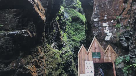 Naturhöhlenbrücke-Der-Raggaschlucht-In-Karnten,-Österreich-Mit-Einem-Neugierigen-Wandernden-Touristen,-Schwenkaufnahme