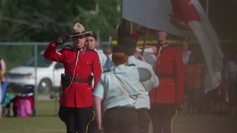 Oficial-De-La-RCMP-Saluda-A-Los-Cadetes-Del-Ejército-Canadiense-Sosteniendo-Banderas-En-Cámara-Lenta