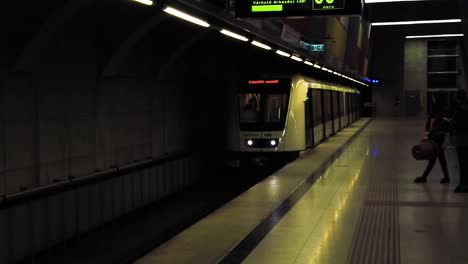 Die-U-Bahn-Erreicht-Den-Bahnhof-Der-Neuen-U-Bahn-Linie-4-In-Budapest-–-Zeitlupe