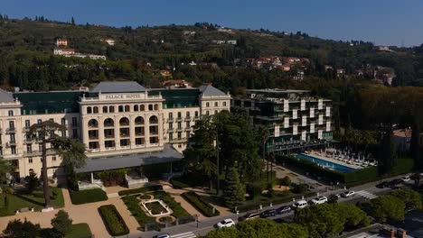 Vorwärts-Fliegende-Drohnen-Luftaufnahme-Des-Triest-Kempinski-Palace-Hotel,-Italien