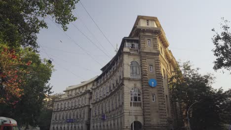 Edificio-Histórico-Y-Emblemático-Del-Banco-Estatal-De-La-India-Con-El-Logotipo-En-El-Círculo-De-Horniman,-Sur-De-Mumbai,-India