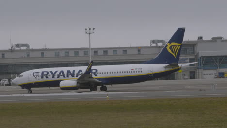 Plan-De-Ryanair-En-El-Aeropuerto-De-Gdansk.-Camara-Lenta