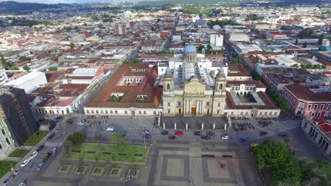 Catedral-En-La-Plaza-Central-De-La-Ciudad-De-Guatemala-Durante-El-Día