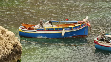 Zwei-Bunte-Boote-Festgemacht-Im-Popeye-Dorf