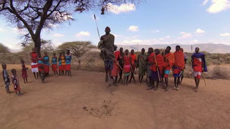 Guerreros-Masai-Demuestran-La-Danza-De-Salto-Adamu-Laikipia,-Valle-Del-Rift,-Kenia,-12-De-Agosto